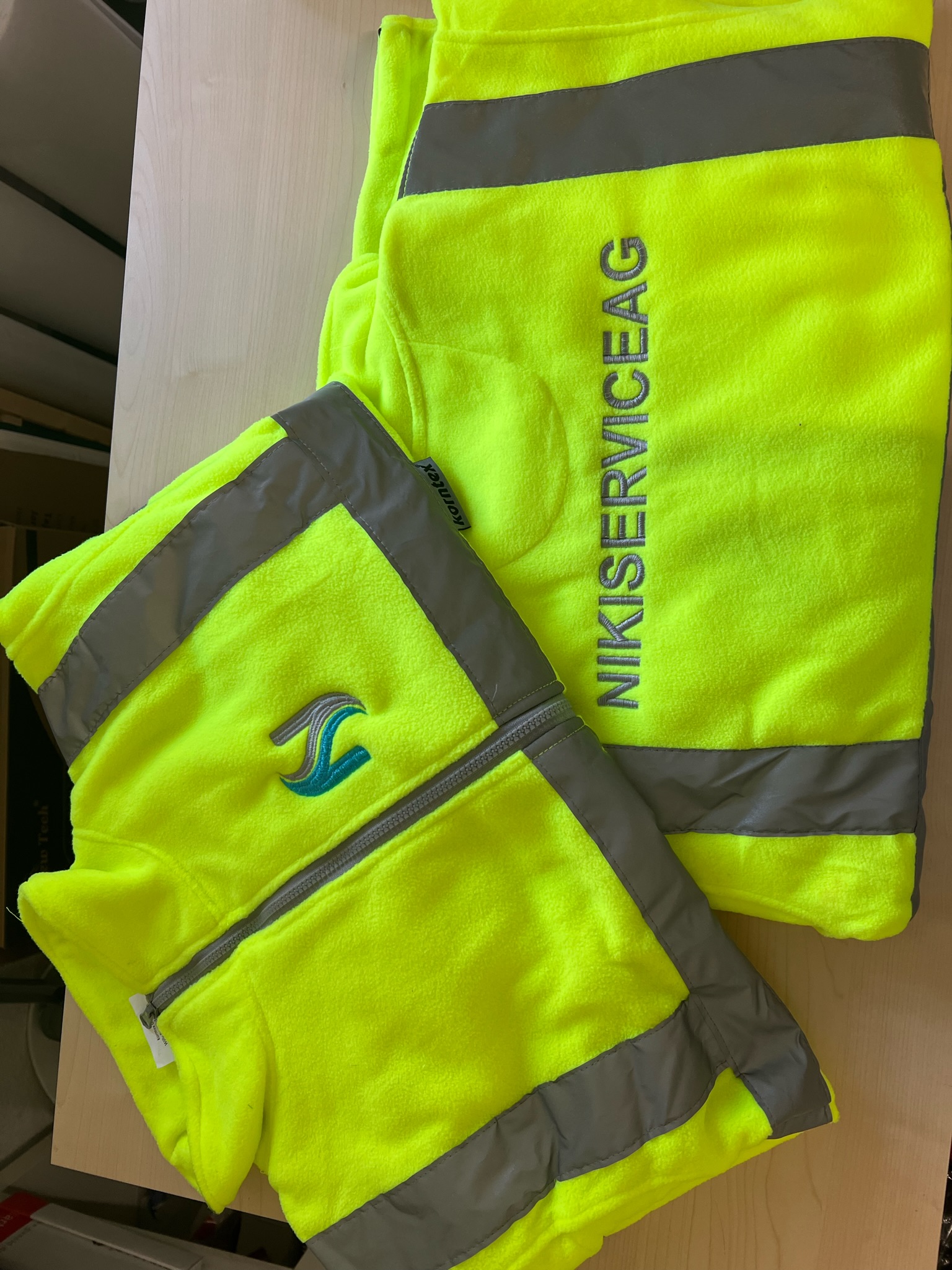 Stickerei auf HI VIS Fleece