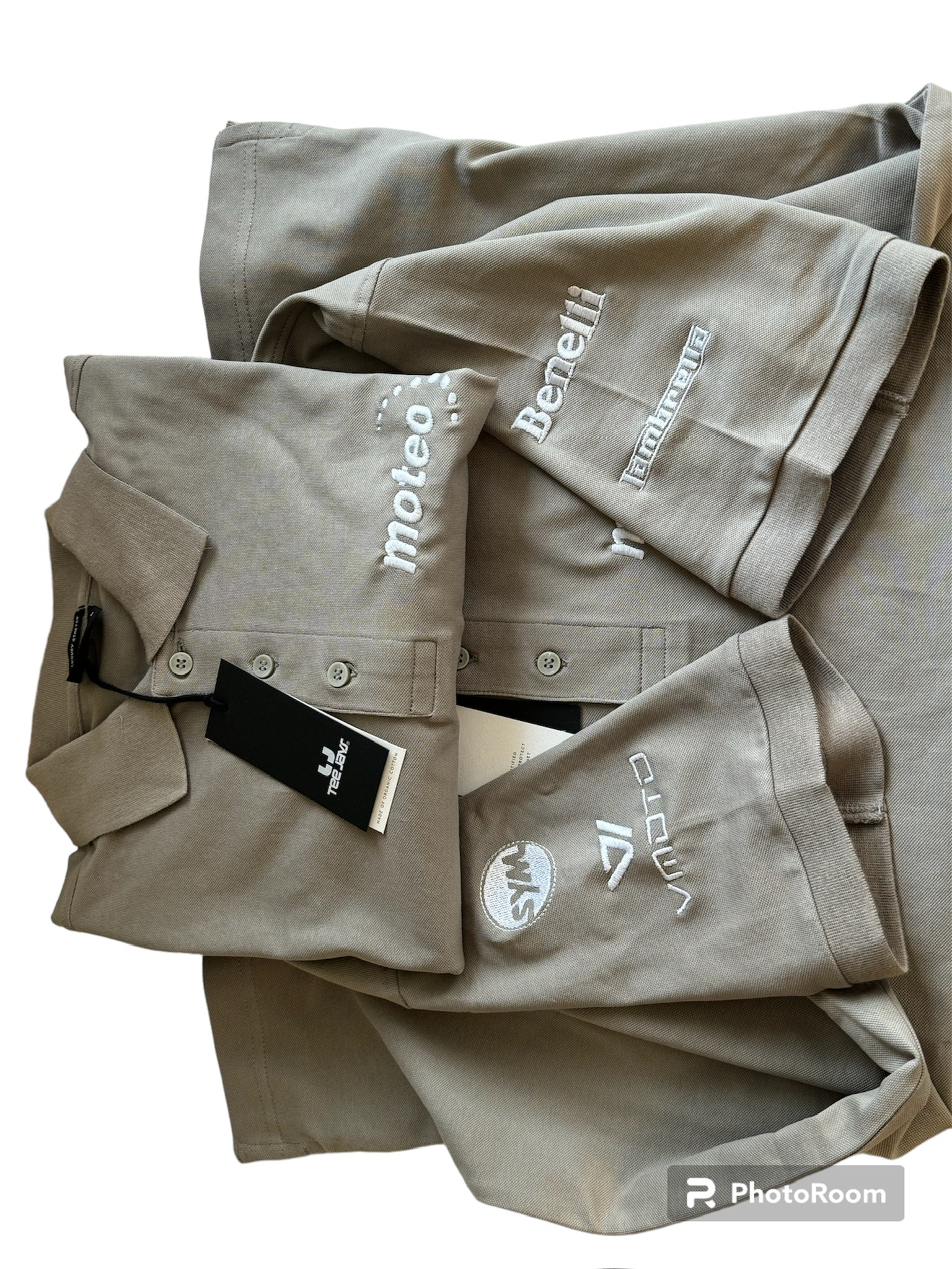 Komplettes Set an Polos mit Stickerei